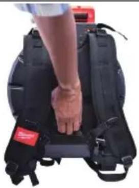 MILWAUKEE M18 297422 - Instalación de la placa de mochila - 2