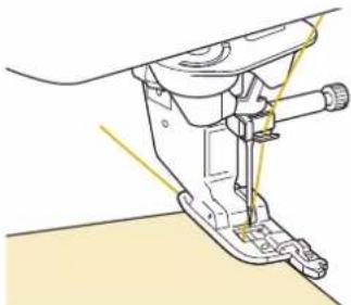 BABY LOCK Solaris Vision - Abaissez le pied-de-biche afin que son guide se trouve exactement contre le bord du tissu. - 1