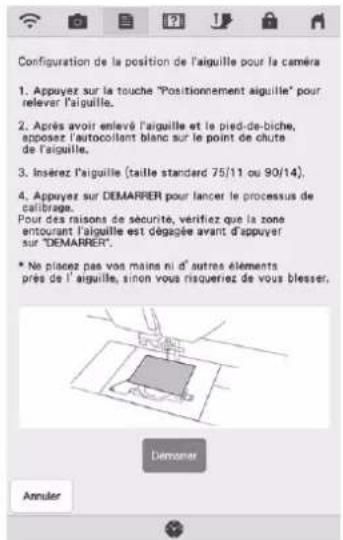 Configuration de la position de l'aiguille pour la caméra 1. Appuyez sur la touche "Positionnement aiguille" pour relever l'aiguille. 2. Après avoir enlevé l'aiguille et le pied-de-biche, apposez l'autocollant blanc sur le point de chute de l'aiguille. 3. Insérez l'aiguille (taille standard 75/11 ou…