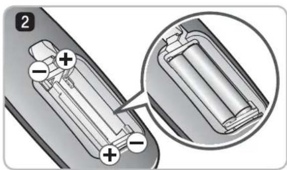LG VR34406LV - Caricamento della batteria del telecomando - 2