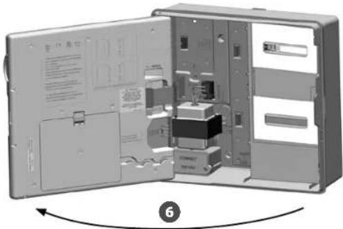 RAIN BIRD ESPLXMEF - Accéder au boîtier du programmateur Dépose de la porte du boîtier et du tableau de commande - 4