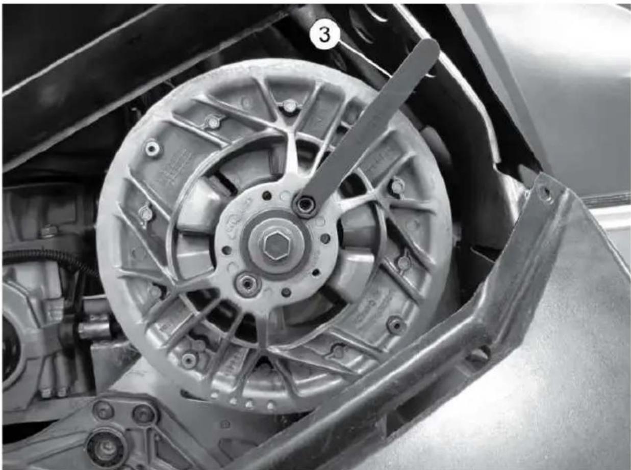 POLARIS 550 Indy Adventure 155 (2023) - FLÉCHISSEMENT DE LA COURROIE D'ENTRAÎNEMENT - 2