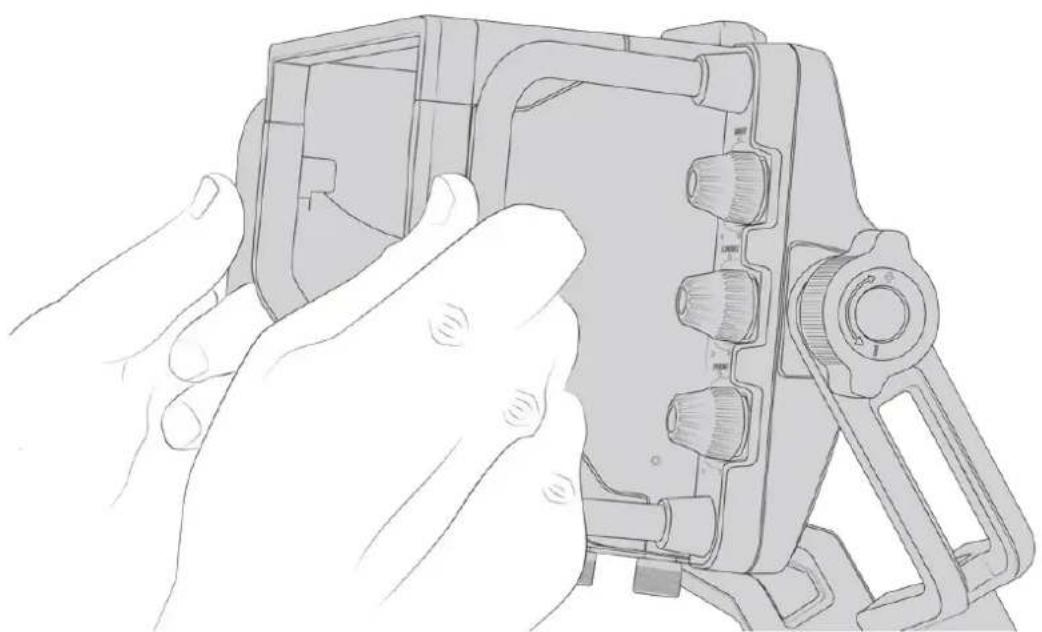 Blackmagic Design URSA Broadcast G2 - Anpassen der Position des Blackmagic URSA Studio Viewfinders - 1