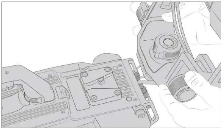 Blackmagic Design URSA Broadcast G2 - Anbringen und Anschlieben des Viewfinders an die Blackmagic URSA Broadcast G2 - 2