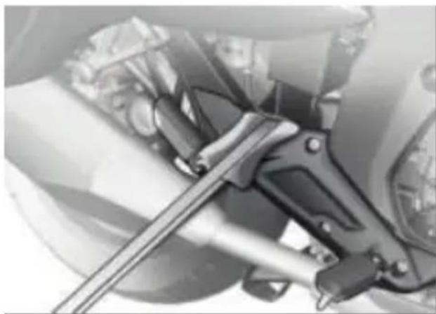 BMW K 1600 GT (2022) - -Pose incorrecte des sangles de fixation des bagages - 1