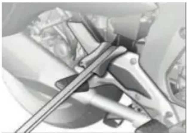 BMW K 1600 GTL (2022) - - Pose incorrecte des sangles de fixation des bagages - 1