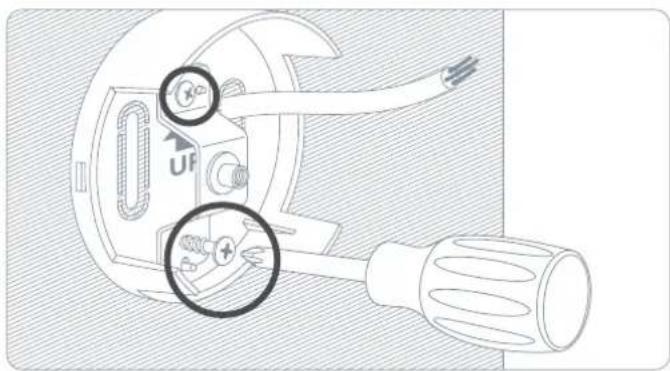 EVE Outdoor Cam - Bringe die Montageplatte an - 9