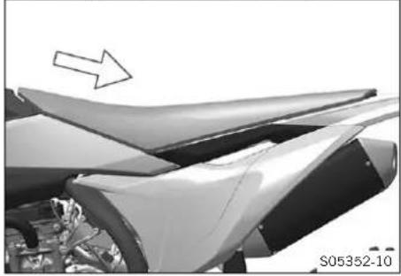 KTM 250 SXF (2023) - Monter la selle - 2