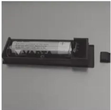 Burg Wächter Malaga 4400 W - Gelieve bij het plaatsen van de batterij (accu) op de polariteit te letten (aanduiding in het batterijvak) - 1