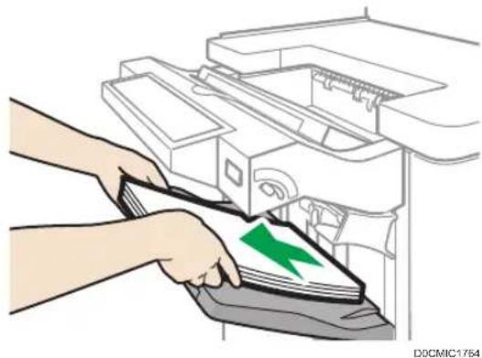 RICOH IM 8000 - Enlevez les impressions de Finisher SR4150/Booklet Finisher SR4160 pendant l'impression - 2