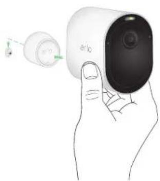 ARLO Pro 4 XL - Fixer votreamera au mur grâce au support magnétique - 3