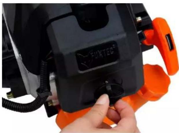 Fuxtec FXEB152 - Pulizia del filtro dell'aria - 1