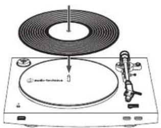 AUDIO TECHNICA ATLP3XBT - Placez le disque sur le tapis de feutre de façon à ce que le trou central s'aligne avec l'axe - 1