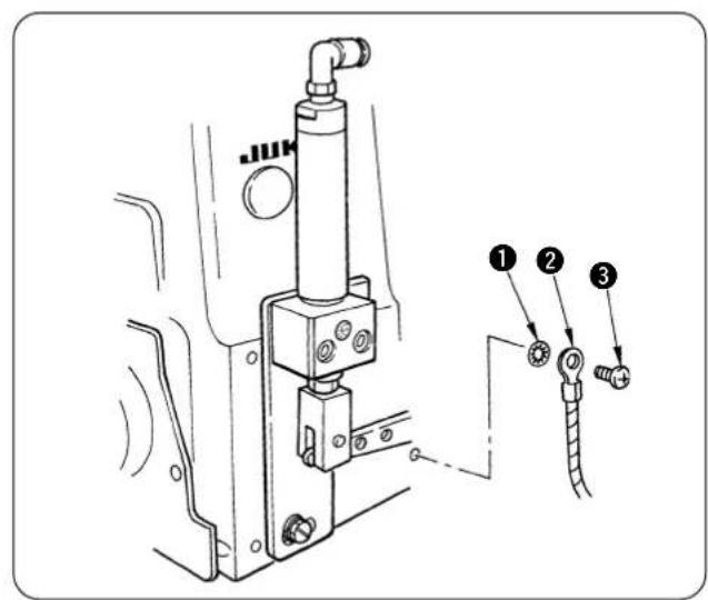 JUKI LB6 - Place the machine head on the frame support plate and put the belt in position. - 1