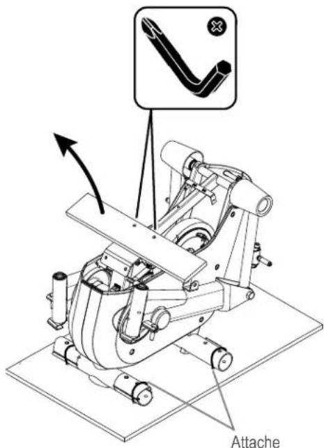 BOWFLEX LateralX LX3i - Coupez les attaches reliant le moteur à la plateforme d'emballage - 1