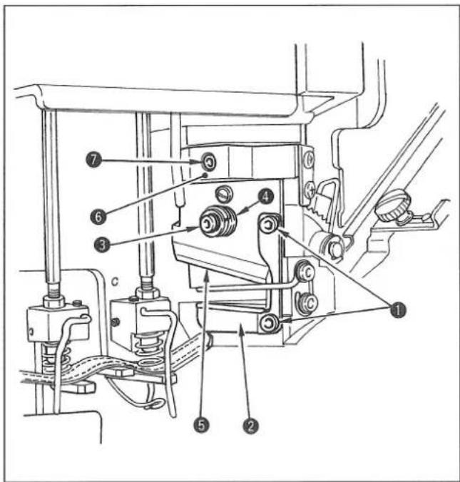 JUKI MOL254 - Removing the moving knife / Entfernen des Schwingmessers / Retrait du couteau mobile / Modo de extraer la cuchilla movable / Rimozione del coltello mobile - 1