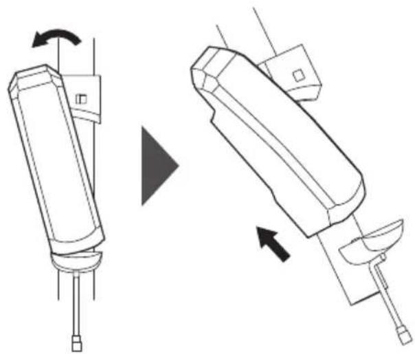 SHIMANO ECE600010 - Ouvrez le verrou de la batterie. - 2