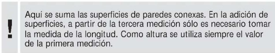 Aquí se suma las superficies de paredes conexas. En la adición de superficies, a partir de la tercera medición sólo es necesario tomar la medida de la longitud. Como altura se utiliza siempre el valor de la primera medición.