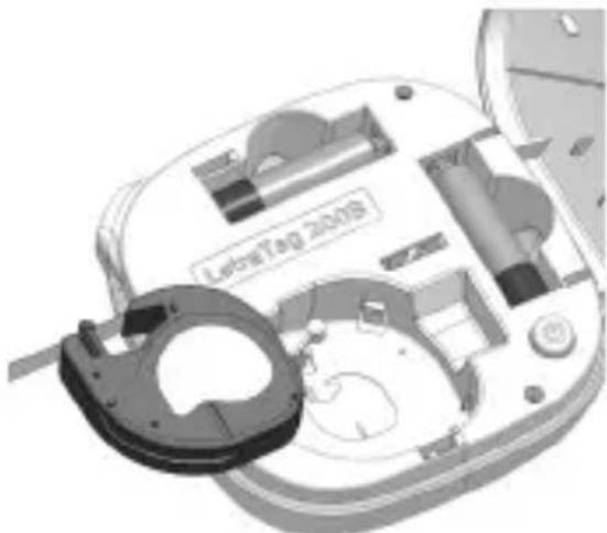 DYMO LetraTag 200B - Kaip jdèti etikečių kasetę - 1
