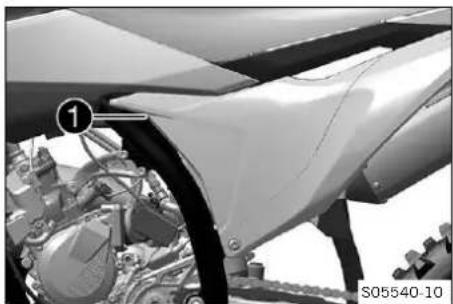 KTM 125 SX (2023) - Monter le couvercle du boîtier du filtre à air - 2
