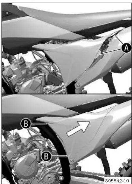 KTM 125 SX (2023) - Monter le couvercle du boîtier du filtre à air - 3