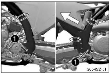 KTM 125 SX (2023) - Monter la protection de cadre - 1