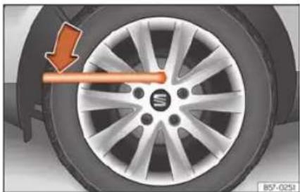 SEAT León (2022) - Desserrage des boulons de roue - 1