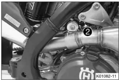 HUSQVARNA FC 450 (2022) - Monter le silencieux arrimé - 2