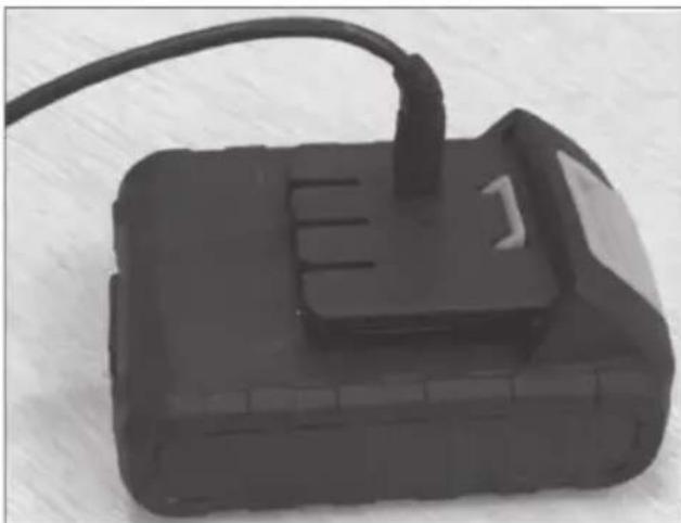 MAX 43819 - Charging and fitting the battery - 2
