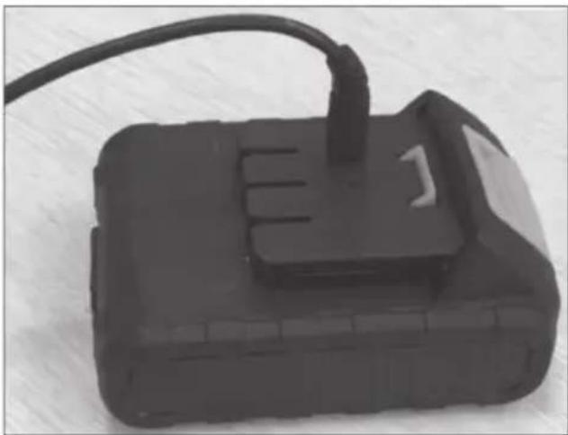 MAX 43819 - Lading og montering av batteriet - 2