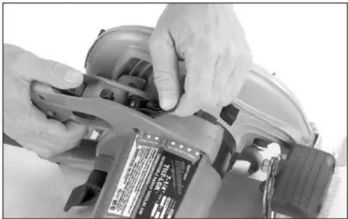 MILWAUKEE 639121 - Cómo ajustar el ángulo de la empuñadura Tilt-Lok™ (inclinable-fijable) - 1
