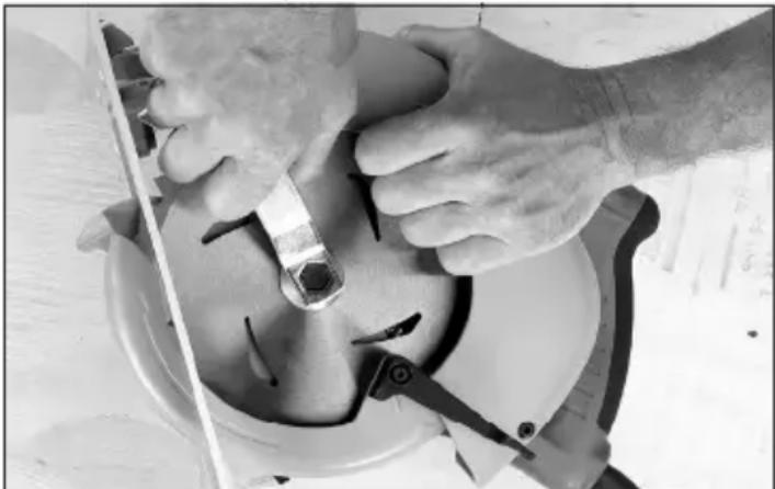 MILWAUKEE 639121 - Installing and Removing Blades - 1