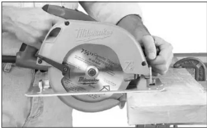 MILWAUKEE 639421 - Cortando madera a través - 1