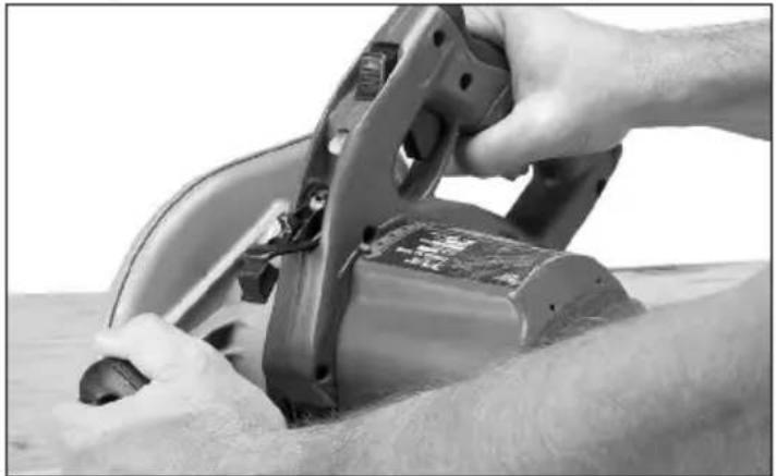 MILWAUKEE 639421 - Adjusting Bevel Angle - 3