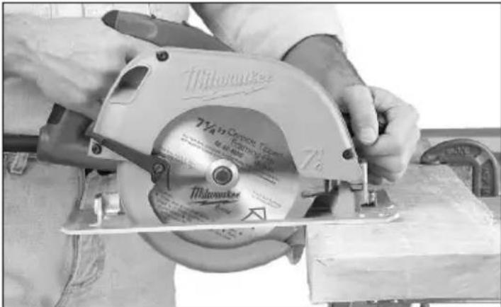 MILWAUKEE 639421 - Cross-Cutting Wood - 1