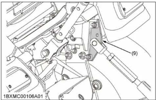 KUBOTA LA340 - VUE d'ensemble de l'attelage 3-points et de la BARRE de traction - 2