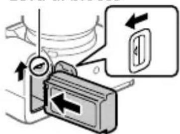 SONY Alpha A7R V - Inserire il pacco batteria nella fotocamera. - 1