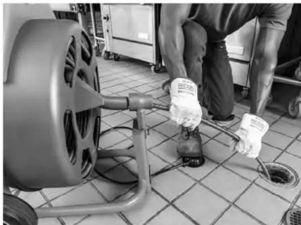 RIDGID K750R - Avancement du câble dans l'évacuation - 1