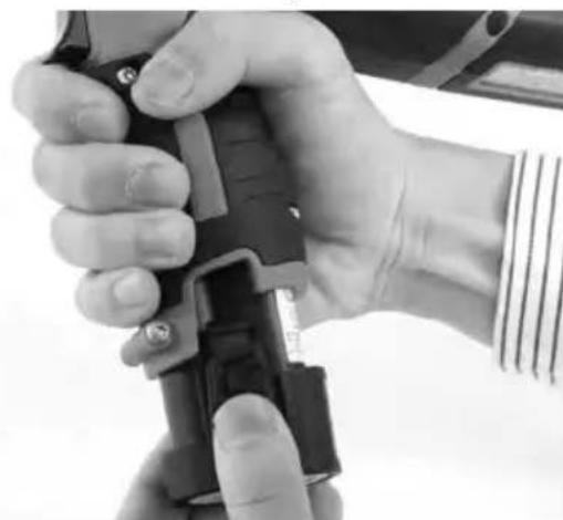 RIDGID RBC121R - Inserting/Removing Battery In Tool - 1