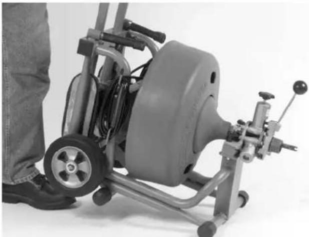 RIDGID C24 - máquina y la zona de trabajo debidamente. Para preparar la Máquina para su uso deben seguirse los siguientes procedimientos: - 2