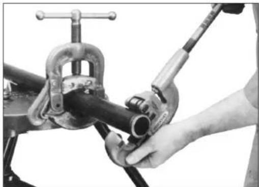 RIDGID 4Wheel - Positionnement du coupe-tubes sur le tuyau - 1