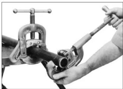 RIDGID 202 - Positionnement du coupe-tubes sur le tuyau - 2
