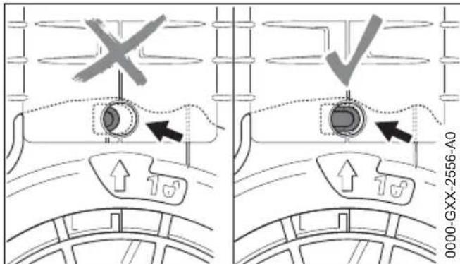 STIHL SHE 71 - Mounting the Suction Tube - 4