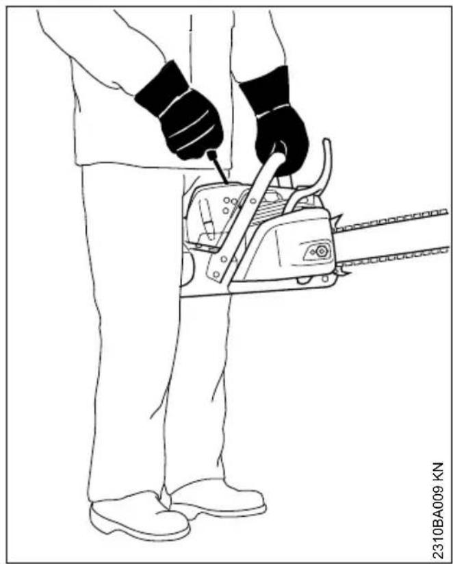 STIHL MS 231 C - Tenue de la tronçonneuse - 1