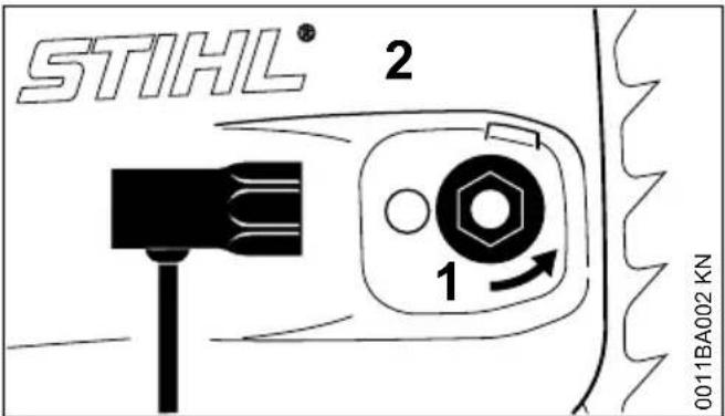 STIHL MS 201 TCM - Zündkerze ausbauen - 2