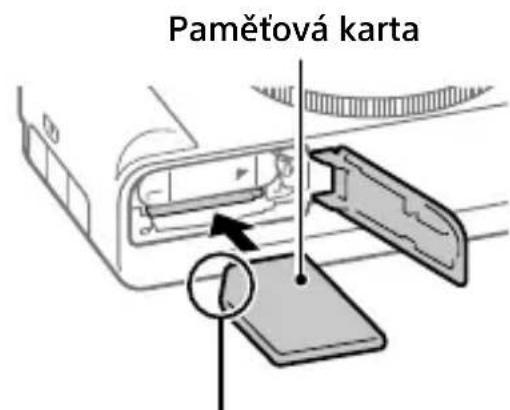 SONY ZV1F - Vloženi bloku akumulátorů (priložen) / pamětové karty (prodáva se samostatné) do fotoparátu - 2