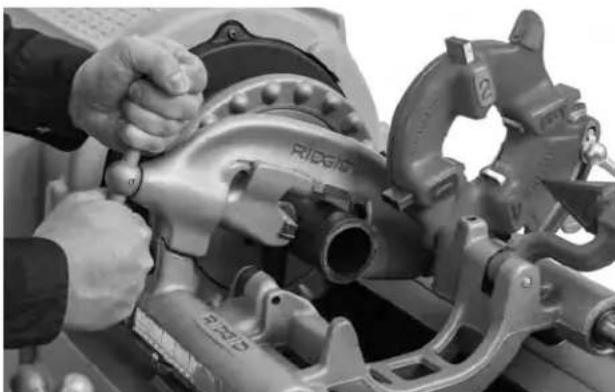 RIDGID 535A - Corte con el cortador No. 820 - 3