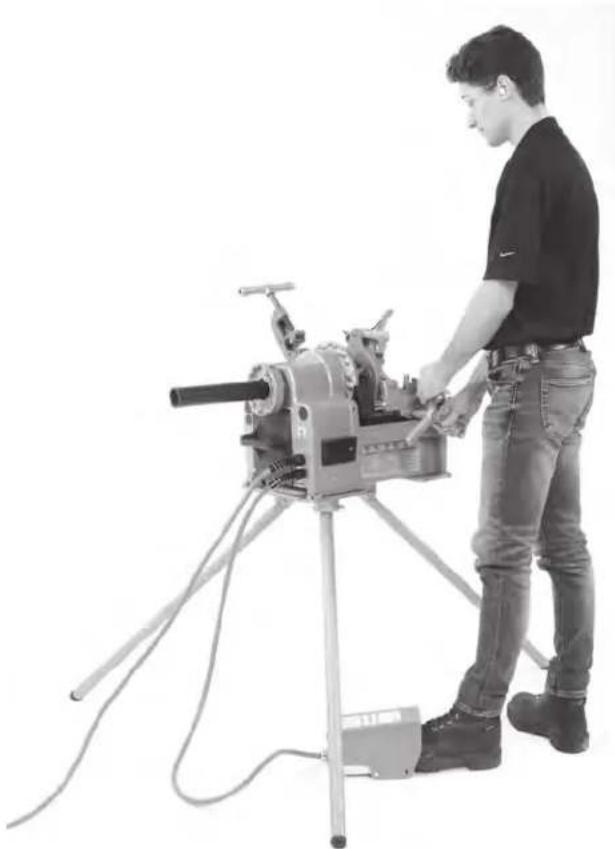 RIDGID 1215 - Siga las instrucciones de operación para reducir el riesgo de lesiones producidas por enganches, golpes, aplastamiento y otras causas. - 2