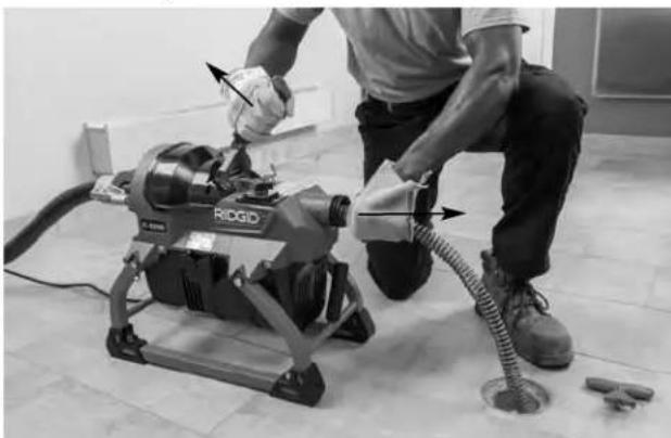 RIDGID K5208 - Introduccion del cable en el desague - 3