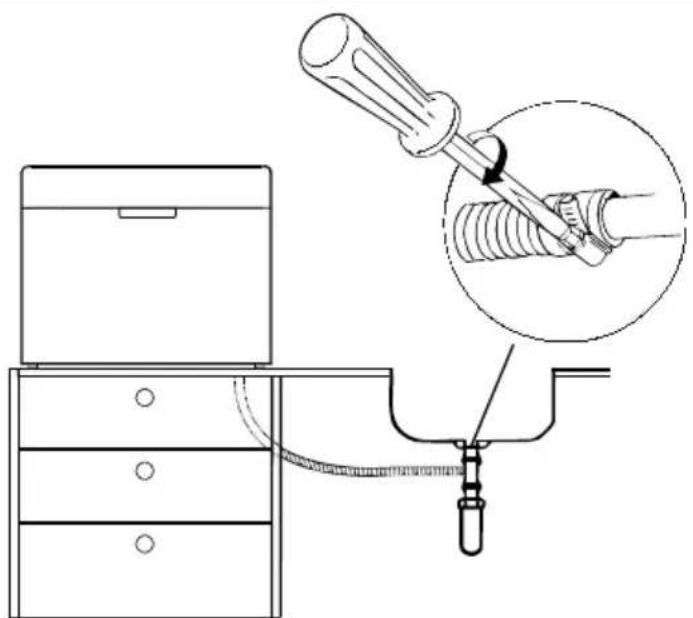 MEDION MD 37412 - Schlauch mit dem Siphon am Spülbecken verbinden - 3